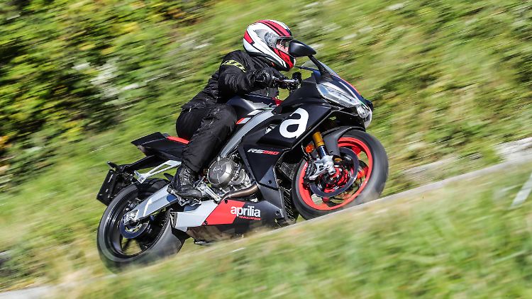 Aus 660 Kubikzentimetern Hubraum kitzelt Aprilia 100 PS und 67 Newtonmeter maximales Drehmoment.