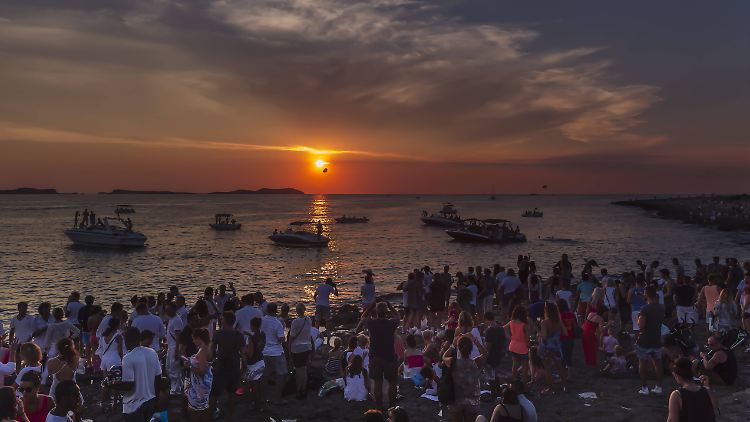 Die Sonnenuntergänge am Strand vorm "Café del Mar" ziehen Touristen an.