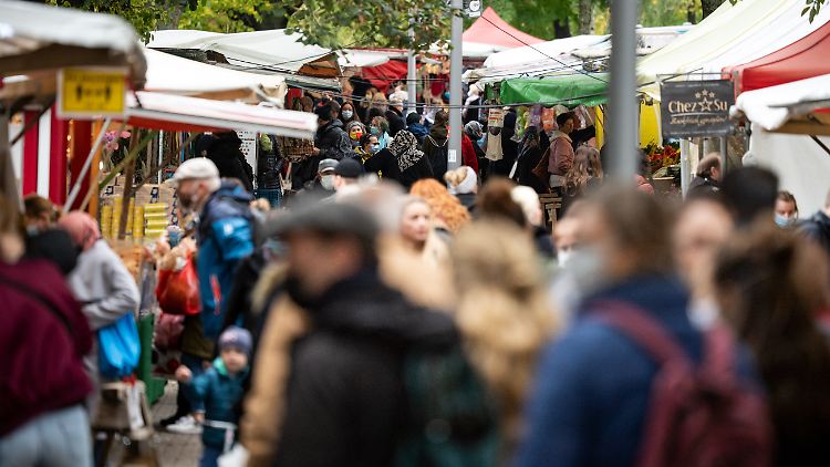 Auf Wochenmärkten wie am Maybachufer im Hotspot-Bezirk Neukölln muss von nun an Mundschutz getragen werden.