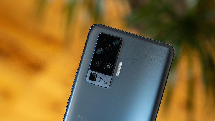Das Vivo X51 5G hat eine Vierfach-Kamera mit Gimbal und Fünffach-Teleobjektiv.