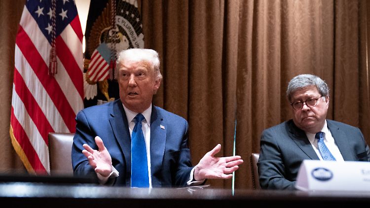 Trump ruft Justizminister Barr (r.) zu Korruptionsermittlungen gegen die Familie seines Herausforderers Biden auf.
