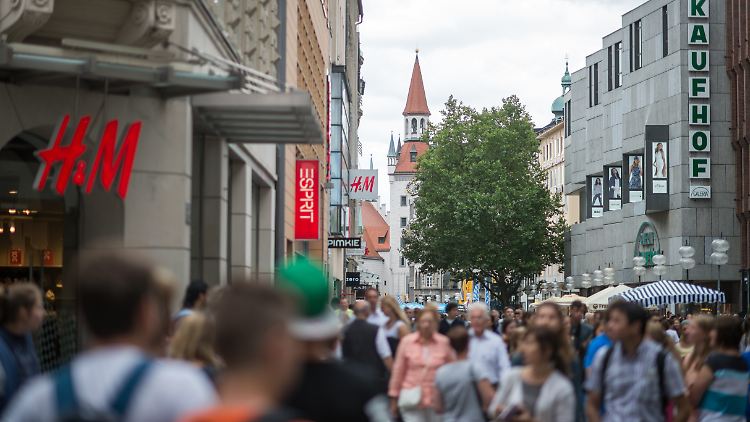 Große Ladenketten, Warenhäuser und Einkaufszentren wie in der Münchner Altstadt machen kleinen Geschäften zu schaffen.