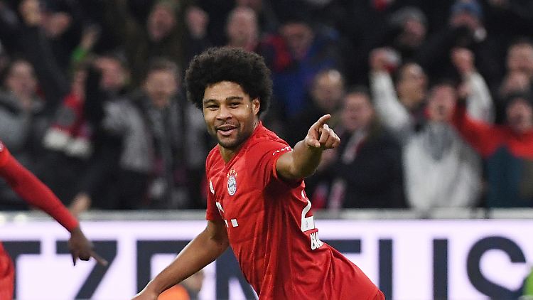 Serge Gnabry darf ab sofort wieder mit seinen Teamkollegen beim FC Bayern zusammenarbeiten.