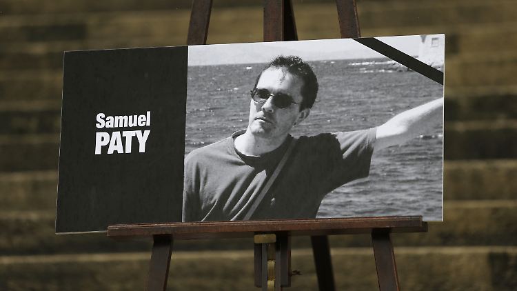 Am Abend findet eine Gedenkfeier für Samuel Paty statt.