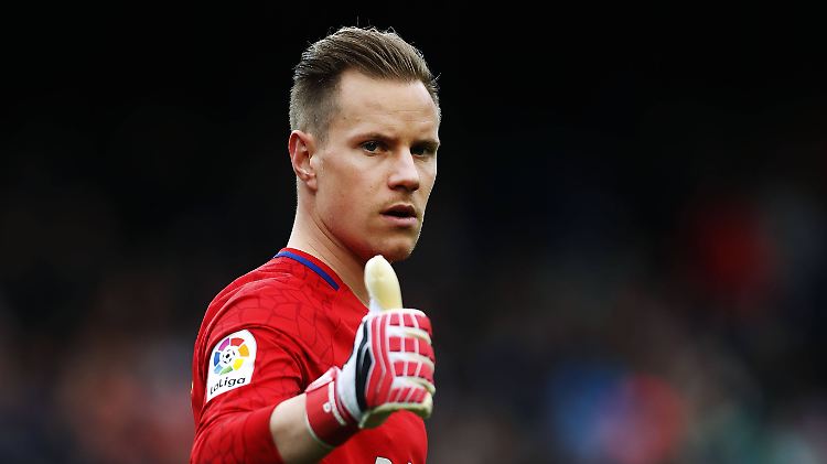 Daumen hoch für den neuen Vertrag: Marc-André ter Stegen verlängert beim FC Barcelona bis 2025.
