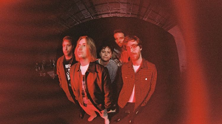 Nothing But Thieves mit Frontmann Conor Mason in der Mitte.