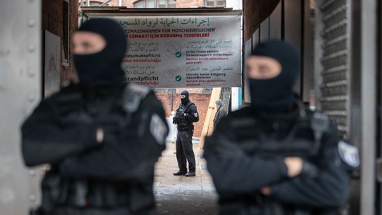 Polizisten stehen am Eingang einer Moschee in Berlin-Kreuzberg. 