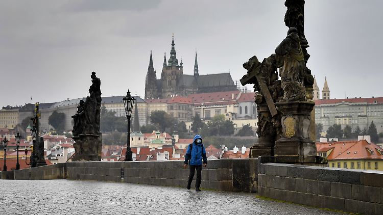 Leere Straßen, wo sonst Passanten flanieren. Ab Donnerstag sollen die Menschen zu Hause bleiben.