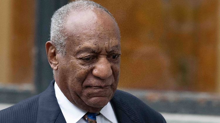 Kurz vor seinem Haftantritt gab er noch ein anderes Erscheinungsbild ab: Bill Cosby.