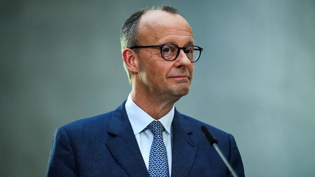 2025-03-10T094917Z-326144025-RC229DAP6S3P-RTRMADP-3-EUROPE-BONDS-GAME-CHANGER