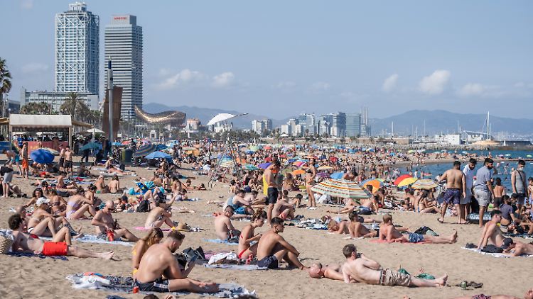 Wenn Corona nicht gerade das Reisen einschränkt, sind viele Mittelmeerstrände wie hier in Barcelona mit Urlaubern überfüllt.
