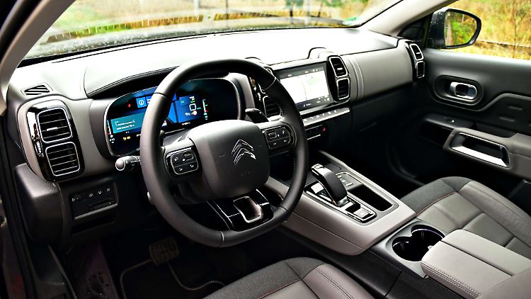 Der Innenraum des Citroën C5 Aircross Hybrid wirkt behaglich, ist aber weit von früherer Plüschigkeit entfernt.