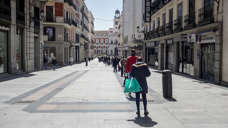 Während der strengen Ausgangssperre im Frühjahr bildeten sich lange Schlangen vor den Supermärkten in Madrid.