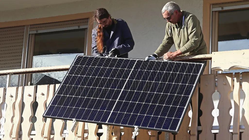 Ein-Balkonkraftwerk-lohnt-sich-fast-immer-doch-wie-schnell-amortisiert-sich-die-Mini-Solaranlage