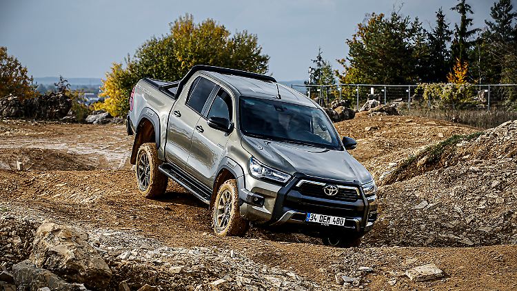 Der Toyota Hilux steht in seinen Kletter-Qualitäten einer G-Klasse in nichts nach.