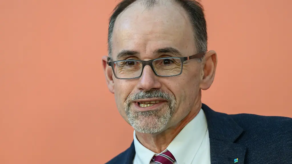 Die-Strasse-ist-und-bleibt-im-Flaechenland-Mecklenburg-Vorpommern-ein-wesentlicher-Faktor-fuer-die-Mobilitaet-der-Buerger-und-eine-Basis-des-wirtschaftlichen-Erfolgs-sagte-der-parteilose-Wirtschaftsminister-Wolfgang-Blank