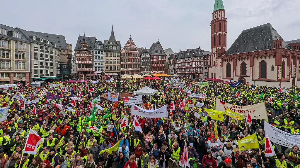 Tausende-Beschaeftigte-sind-in-Frankfurt-fuer-die-Tarifforderungen-der-Gewerkschaft-Verdi-im-Tarifstreit-des-oeffenlichen-Dienstes-bei-Bund-und-Kommunen-auf-die-Strasse-gegangen
