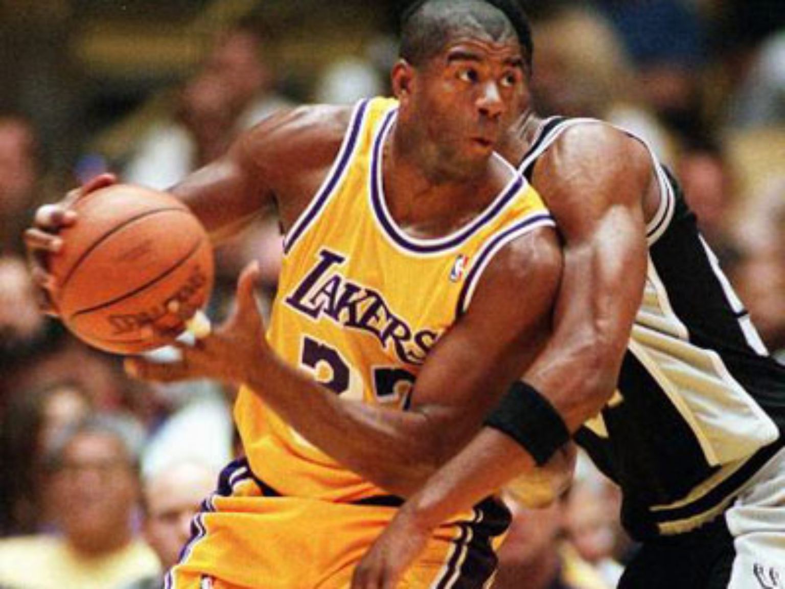 Das ist die Basketball-Legende Earvin "Magic" Johnson 1996. Sein Spiel faszinierte, er war mit der Auslöser für eine Basketball-Begeisterung, ...