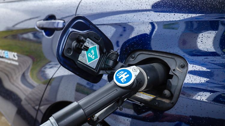 Auto an der Wasserstoff-Tankstelle: Aus Sicht der Studie wird der Energieträger im Straßenverkehr nicht die entscheidende Rolle spielen.