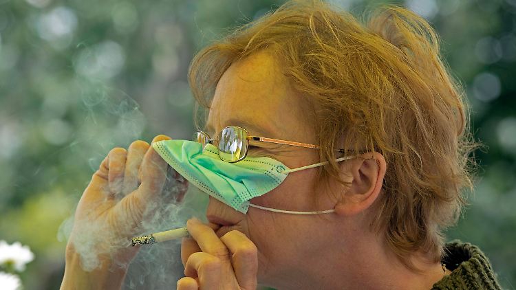 Rauchen ist aus Sicht des Gesundheitsministeriums kein ausreichender Grund, um die Maske vorübergehend auszuziehen.