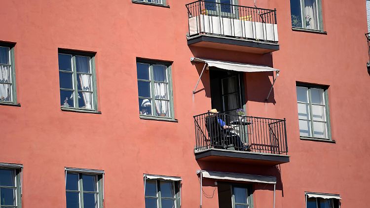 Rentner auf seinem Balkon in Stockholm: Die Regierung hebt nun ihre Empfehlung zur Kontaktbeschränkung auf, weil die Isolation die Älteren zu sehr belastet habe. 