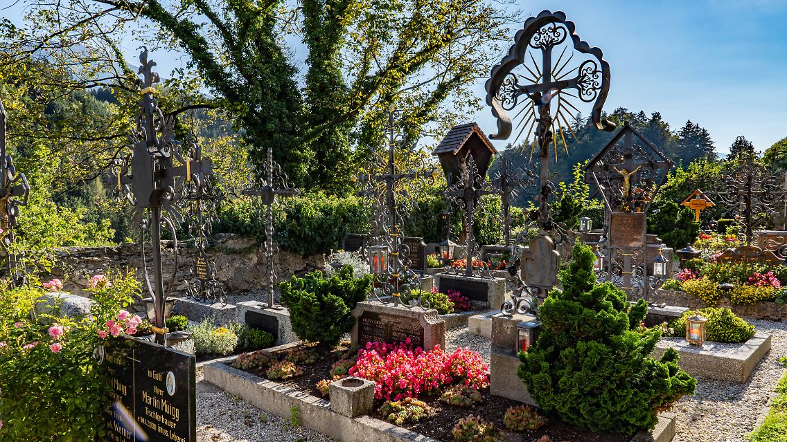 Friedhof in Ampass in Tirol: Zu Allerheiligen wird es hier üblicherweise sehr belebt.