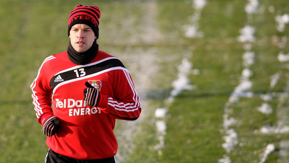 Joggen am Autobahnkreuz: Michael Ballack vor dem Leverkusener Stadion.
