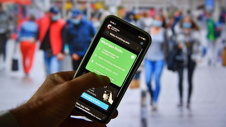 Niedriger Nutzen? Bei der Corona-App ist Deutschland gespalten.