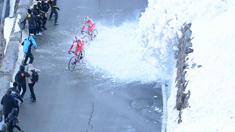 Radrennen unter Extrembedingungen: Beim Giro wurde es am Donnerstag hoch und kalt.