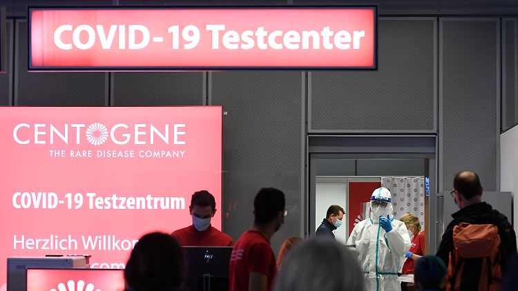 Reisen in Risikogebiete sind nicht verboten. Bei Rückkehr muss man aber entweder für 14 Tage in Quarantäne oder einen negativen Corona-Test vorlegen, der nicht älter als 48 Stunden ist.