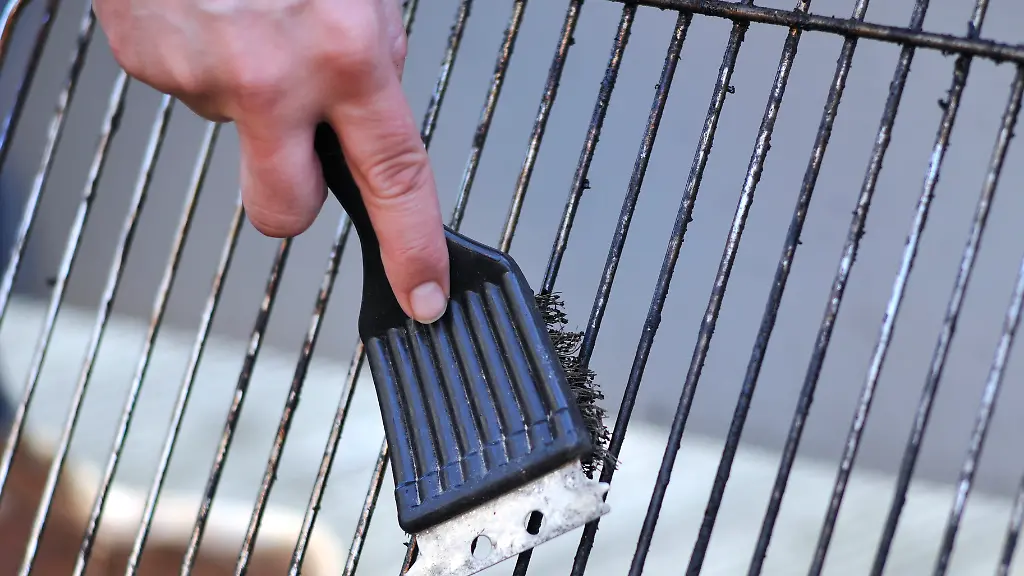 Mit-der-passenden-Grillbuerste-strahlt-der-Grillrost-bald-wieder-in-der-Sonne