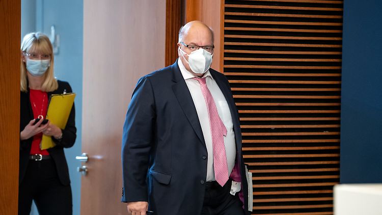 Altmaier rechnet damit, dass in Deutschland zehn Milliarden Masken im Jahr produziert werden.