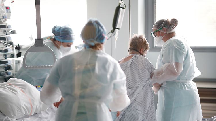 Für ältere Menschen ab 50 bis 60 Jahren nimmt das Risiko eines schweren Verlaufs von Covid-19 stetig zu.
