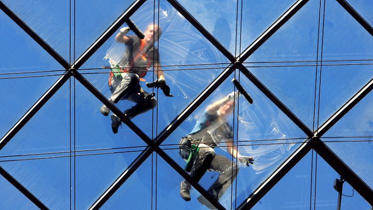 In Berlin und den Westländern erhalten Gebäudereiniger ab Januar mindestens 11,50 Euro pro Stunde. In den ostdeutschen Ländern beträgt der Mindestlohn nur 8,88 Euro für die gleiche Arbeit.