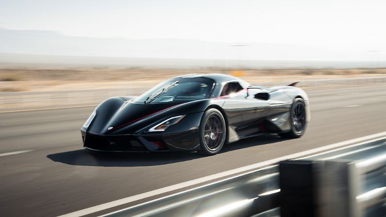 Mit einer Spitzengeschwindigkeit von über 500 km/h hat der SSC Tuatara der Konkurrenz gezeigt, wo der Hammer hängt.