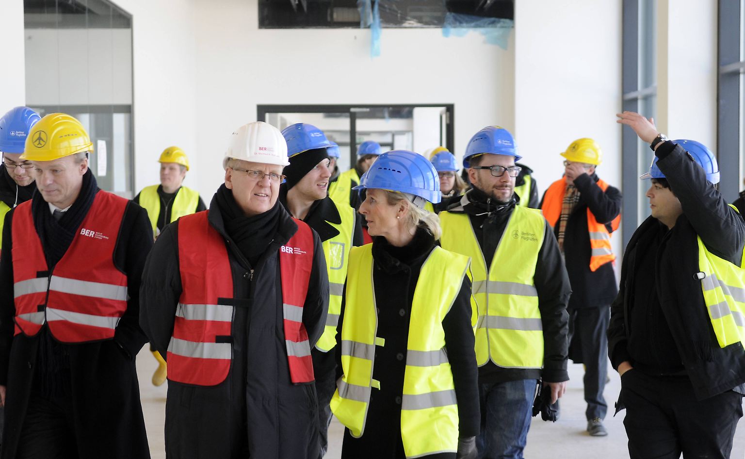 Es gab viele dunkle Momente in der Pannengeschichte des BER. Der 3. Juni 2012 dürfte jedoch der schwärzeste sein. Danach herrscht munteres Kommen und Gehen am Hauptstadtflughafen. Bauleiter Manfred Körtgen (2.v.l.) muss die Baustelle schon 2012 verlassen. Der Architekt war 2004 nach Berlin gekommen, stand aber meistens im Schatten von Flughafen-Geschäftsführer Rainer Schwarz. Körtgen wurde unter anderem übel genommen, dass er neben dem Job seine Doktorarbeit schrieb.