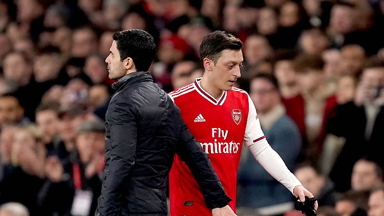 Mesut Özil und Mikel Arteta werden sich bis mindestens Januar nicht mehr an der Seitenlinie begegnen.