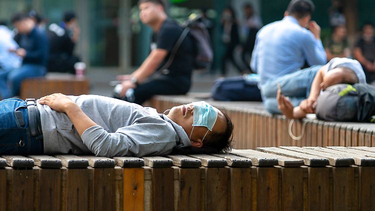 In Peking gehören Masken zum Stadtbild - mittlerweile sind sogar wieder größere Veranstaltungen erlaubt. Auch ohne Abstandsregeln.