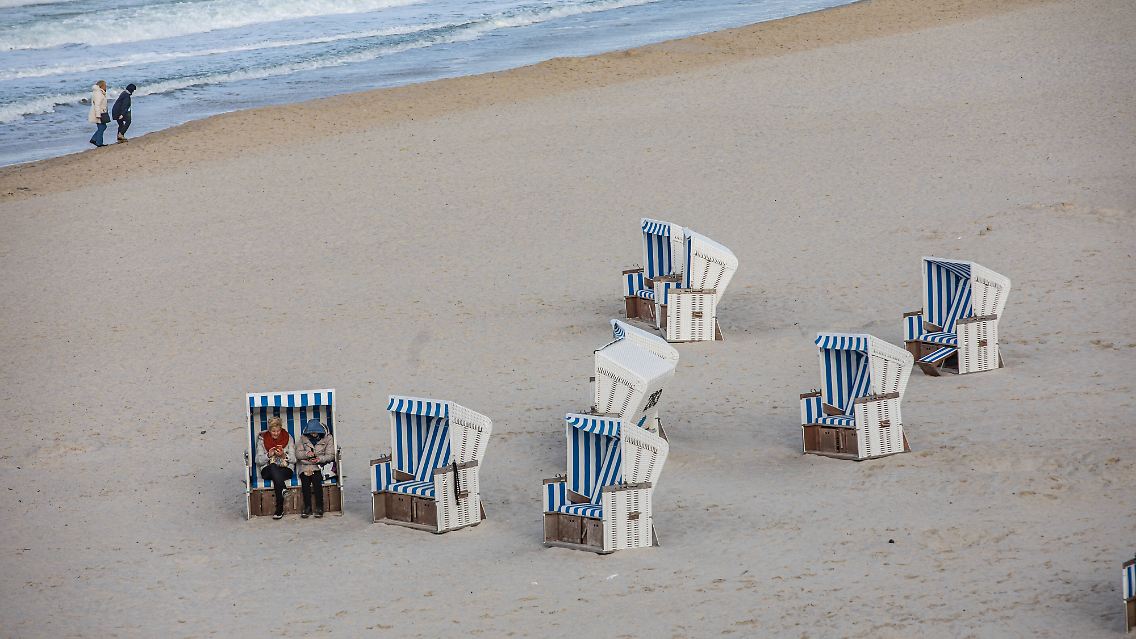 Auch Bewohner aus Risikogebieten dürfen wieder in Sylt am Strand spazieren gehen.