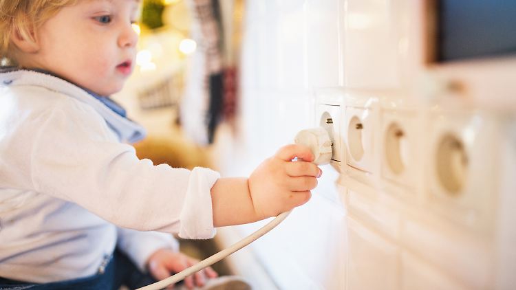 Zuhause lauern einige Gefahren für Kinder.