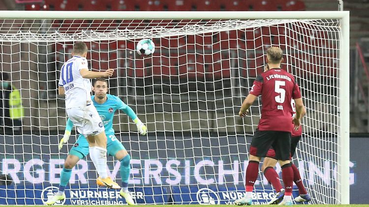 Marvin Wanitzek nimmt die Einladung gerne an: Der Karlsruher ist viel zu frei, um den Ausgleich zu verpassen.