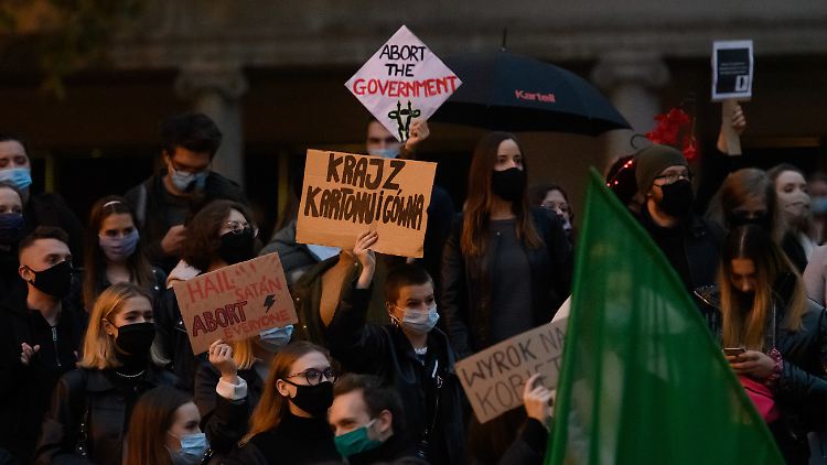Zahlreiche Demonstrantinnen nahmen am "Marsch der schweigenden Frauen" teil.