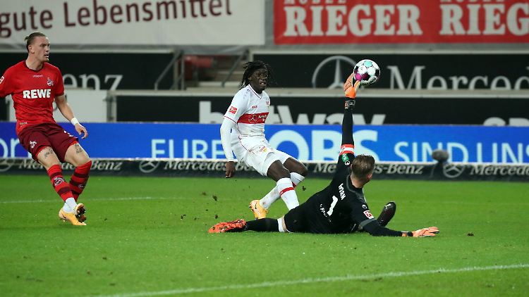 Timo Horn sicherte seinem 1. FC Köln mit einer starken Parade gegen Stuttgarts Tanguy Coulibaly ein Unentschieden.