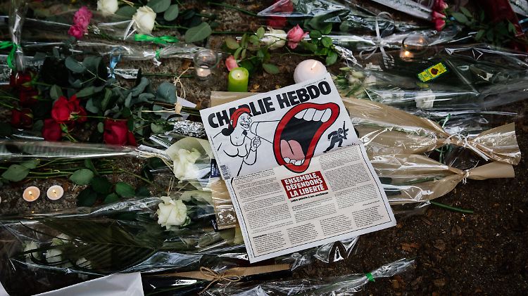 Nach dem Anschlag: Blumen vor der Schule, an der Samuel Paty unterrichtete.
