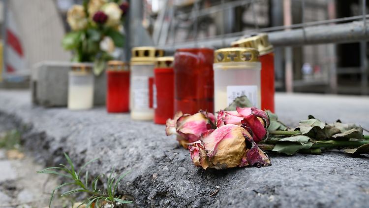 Am Tatort in Dresden erinnern Blumen und Kerzen an das Opfer der Messerattacke.