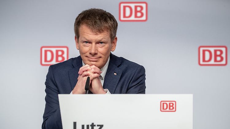 300.000 Angestellte der Bahn sollen in der Corona-Krise den Gürtel enger schnallen. Für den Chef des Konzerns wird allerdings üppig vorgesorgt: 282.000 Euro hat die Bahn vergangenes Jahr für Lutz' Pension zurückgelegt.