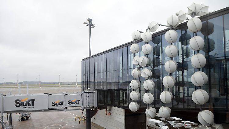 Die Fluggastbrücke für das Mega-Flugzeug A380 am BER. Vor Jahren hat sie die Augen der Verantwortlichen zum Leuchten gebracht. Das war einmal.