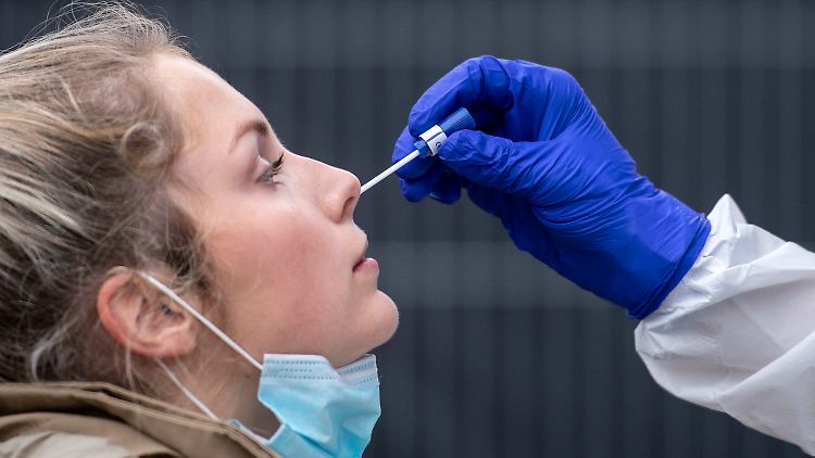 Mit dem Coronavirus infiziert? Im Fall eines positiven Befunds wird das Testergebnis von Labor oder Hausarzt ans örtliche Gesundheitsamt gemeldet - und von dort über die Landesbehörden ans Robert-Koch-Institut.