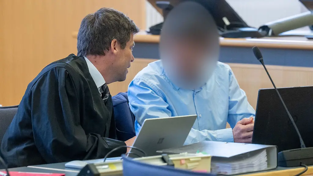 Dreieinhalb-Jahre-nach-dem-Tod-einer-Krankenschwester-in-einer-Klinik-in-Kelheim-hat-vor-dem-Landgericht-Regensburg-der-Prozess-gegen-einen-Arzt-begonnen-Die-Staatsanwaltschaft-wirft-ihm-Aussetzen-mit-Todesfolge-vor