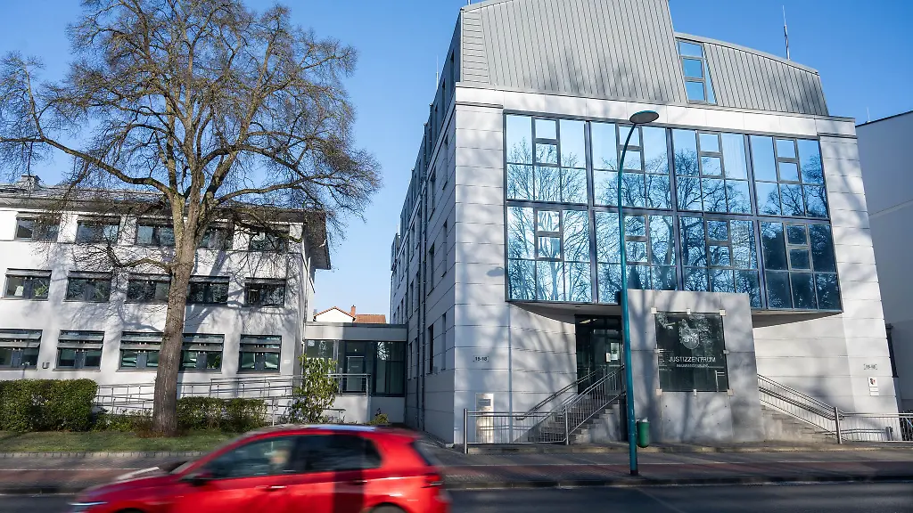 Am-Landgericht-Neubrandenburg-wird-gegen-einen-Mann-verhandelt-der-mit-einem-Messer-auf-eine-Frau-eingestochen-haben-soll